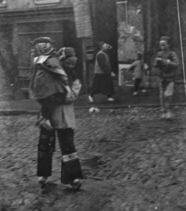 RECORD DATE NOT STATED Woman carrying a child crossing a street, Chinatown, San Francisco, between 1896 and 1906. Creator: Arnold Genthe. Copyright:xHeritagexArt HeritagexImagesx IMAGO ,2955493 ! ACHTUNG: AUFNAHMEDATUM GESCHÄTZT!  Copyright:HeritagexArt HeritagexImagesx IMAGO