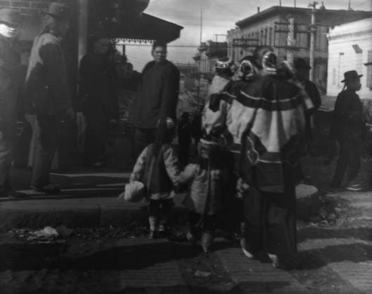 RECORD DATE NOT STATED Women and children crossing a street, Chinatown, San Francisco, between 1896 and 1906. Creator: Arnold Genthe. Copyright:xHeritagexArt HeritagexImagesx IMAGO ,2955494 ! ACHTUNG: AUFNAHMEDATUM GESCHÄTZT!  Copyright:HeritagexArt HeritagexImagesx IMAGO