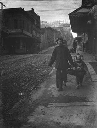RECORD DATE NOT STATED Carrying New Year s presents, Chinatown, San Francisco, between 1896 and 1906. Creator: Arnold Genthe. Copyright:xHeritagexArt HeritagexImagesx IMAGO ,2955497 ! ACHTUNG: AUFNAHMEDATUM GESCHÄTZT!  Copyright:HeritagexArt HeritagexImagesx IMAGO