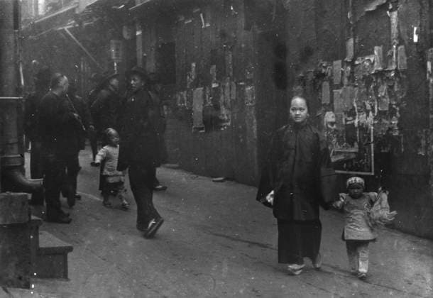 RECORD DATE NOT STATED Woman and a child walking down a street, Chinatown, San Francisco, between 1896 and 1906. Creator: Arnold Genthe. Copyright:xHeritagexArt HeritagexImagesx IMAGO ,2955498 ! ACHTUNG: AUFNAHMEDATUM GESCHÄTZT!  Copyright:HeritagexArt HeritagexImagesx IMAGO