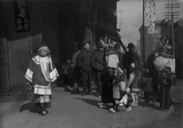 RECORD DATE NOT STATED Women and children walking down a street, Chinatown, San Francisco, between 1896 and 1906. Creator: Arnold Genthe. Copyright:xHeritagexArt HeritagexImagesx IMAGO ,2955499 ! ACHTUNG: AUFNAHMEDATUM GESCHÄTZT!  Copyright:HeritagexArt HeritagexImagesx IMAGO