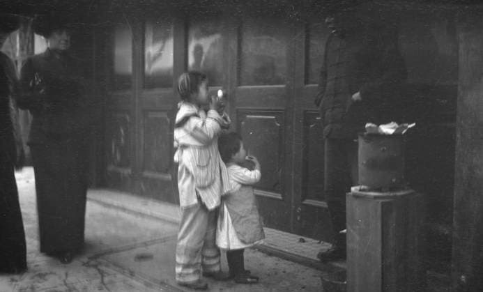 RECORD DATE NOT STATED Two children standing on a sidewalk eating, Chinatown, San Francisco, between 1896 and 1906. Creator: Arnold Genthe. Copyright:xHeritagexArt HeritagexImagesx IMAGO ,2955500 ! ACHTUNG: AUFNAHMEDATUM GESCHÄTZT!  Copyright:HeritagexArt HeritagexImagesx IMAGO