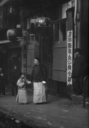 RECORD DATE NOT STATED A family from the Consulate, Chinatown, San Francisco, between 1896 and 1906. Creator: Arnold Genthe. Copyright:xHeritagexArt HeritagexImagesx IMAGO ,2955501 ! ACHTUNG: AUFNAHMEDATUM GESCHÄTZT!  Copyright:HeritagexArt HeritagexImagesx IMAGO
