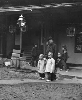 RECORD DATE NOT STATED Man and two children crossing a street, Chinatown, San Francisco, between 1896 and 1906. Creator: Arnold Genthe. Copyright:xHeritagexArt HeritagexImagesx IMAGO ,2955505 ! ACHTUNG: AUFNAHMEDATUM GESCHÄTZT!  Copyright:HeritagexArt HeritagexImagesx IMAGO