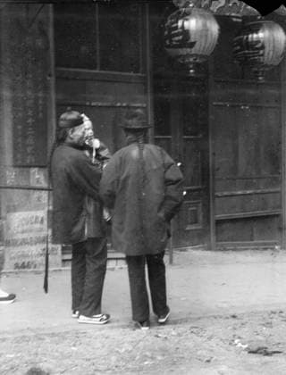 RECORD DATE NOT STATED Two men, one holding a child, standing in the street, Chinatown, San Francisco, c1896-1906. Creator: Arnold Genthe. Copyright:xHeritagexArt HeritagexImagesx IMAGO ,2955507 ! ACHTUNG: AUFNAHMEDATUM GESCHÄTZT!  Copyright:HeritagexArt HeritagexImagesx IMAGO