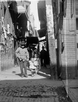 RECORD DATE NOT STATED The alley, Chinatown, San Francisco, between 1896 and 1906. Creator: Arnold Genthe. Copyright:xHeritagexArt HeritagexImagesx IMAGO ,2955508 ! ACHTUNG: AUFNAHMEDATUM GESCHÄTZT!  Copyright:HeritagexArt HeritagexImagesx IMAGO