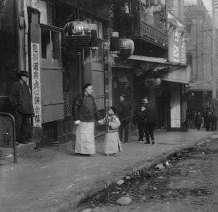 RECORD DATE NOT STATED A family from the Consulate, Chinatown, San Francisco, between 1896 and 1906. Creator: Arnold Genthe. Copyright:xHeritagexArt HeritagexImagesx IMAGO ,2955511 ! ACHTUNG: AUFNAHMEDATUM GESCHÄTZT!  Copyright:HeritagexArt HeritagexImagesx IMAGO