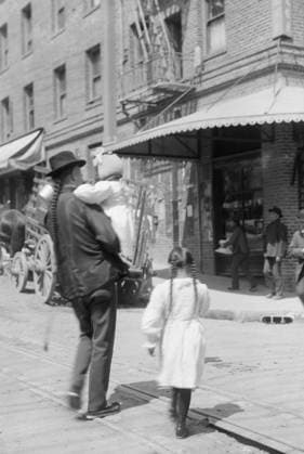 RECORD DATE NOT STATED Father and children, Chinatown, San Francisco, between 1896 and 1906. Creator: Arnold Genthe. Copyright:xHeritagexArt HeritagexImagesx IMAGO ,2955513 ! ACHTUNG: AUFNAHMEDATUM GESCHÄTZT!  Copyright:HeritagexArt HeritagexImagesx IMAGO