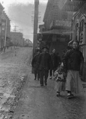 RECORD DATE NOT STATED Man and a boy walking down a sidewalk with other people, Chinatown, San Francisco, c1896-1906. Creator: Arnold Genthe. Copyright:xHeritagexArt HeritagexImagesx IMAGO ,2955514 ! ACHTUNG: AUFNAHMEDATUM GESCHÄTZT!  Copyright:HeritagexArt HeritagexImagesx IMAGO