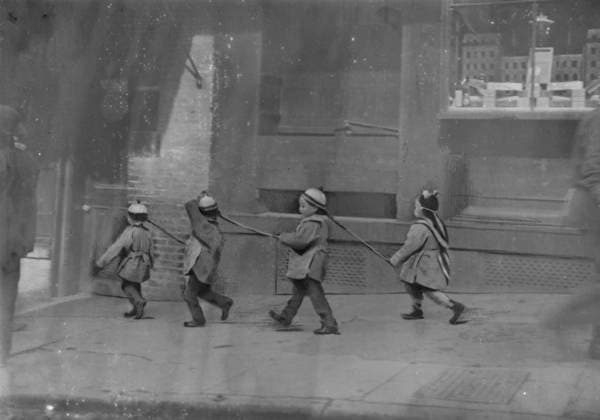 RECORD DATE NOT STATED Pigtail parade, Chinatown, San Francisco, between 1896 and 1906. Creator: Arnold Genthe. Copyright:xHeritagexArt HeritagexImagesx IMAGO ,2955516 ! ACHTUNG: AUFNAHMEDATUM GESCHÄTZT!  Copyright:HeritagexArt HeritagexImagesx IMAGO