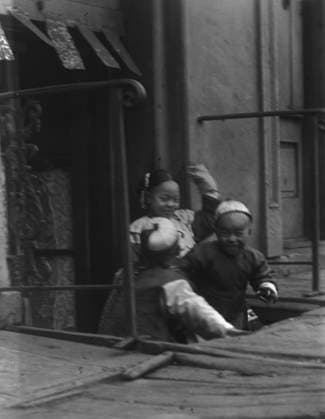 RECORD DATE NOT STATED Three children in front of a cellar door, Chinatown, San Francisco, between 1896 and 1906. Creator: Arnold Genthe. Copyright:xHeritagexArt HeritagexImagesx IMAGO ,2955517 ! ACHTUNG: AUFNAHMEDATUM GESCHÄTZT!  Copyright:HeritagexArt HeritagexImagesx IMAGO