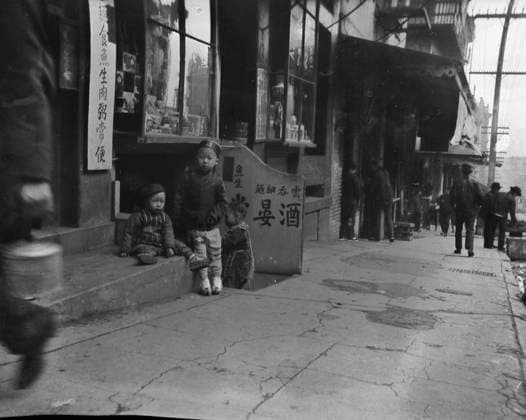 RECORD DATE NOT STATED Three children in front of a cellar door, Chinatown, San Francisco, between 1896 and 1906. Creator: Arnold Genthe. Copyright:xHeritagexArt HeritagexImagesx IMAGO ,2955518 ! ACHTUNG: AUFNAHMEDATUM GESCHÄTZT!  Copyright:HeritagexArt HeritagexImagesx IMAGO