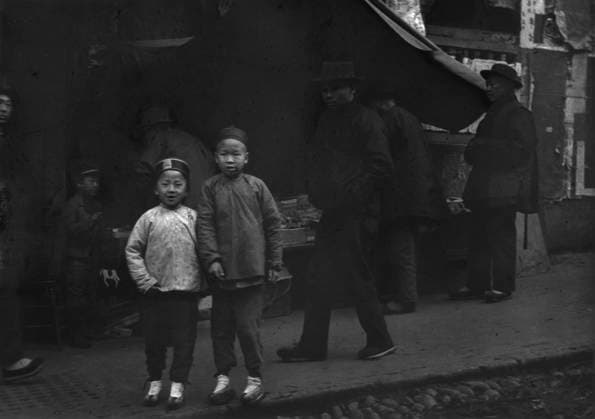 RECORD DATE NOT STATED Two sheenies, Chinatown, San Francisco, between 1896 and 1906. Creator: Arnold Genthe. Copyright:xHeritagexArt HeritagexImagesx IMAGO ,2955522 ! ACHTUNG: AUFNAHMEDATUM GESCHÄTZT!  Copyright:HeritagexArt HeritagexImagesx IMAGO