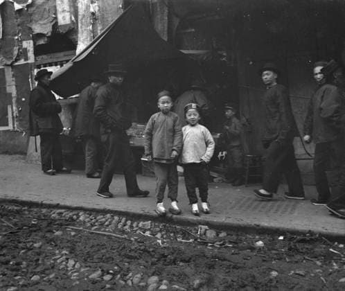 RECORD DATE NOT STATED Two sheenies, Chinatown, San Francisco, between 1896 and 1906. Creator: Arnold Genthe. Copyright:xHeritagexArt HeritagexImagesx IMAGO ,2955523 ! ACHTUNG: AUFNAHMEDATUM GESCHÄTZT!  Copyright:HeritagexArt HeritagexImagesx IMAGO