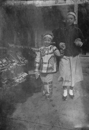 RECORD DATE NOT STATED Buying New Year s gifts, Chinatown, San Francisco, between 1896 and 1906. Creator: Arnold Genthe. Copyright:xHeritagexArt HeritagexImagesx IMAGO ,2955524 ! ACHTUNG: AUFNAHMEDATUM GESCHÄTZT!  Copyright:HeritagexArt HeritagexImagesx IMAGO