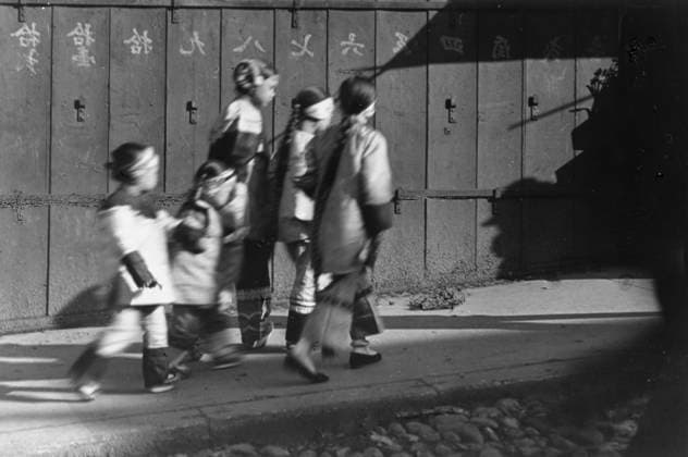 RECORD DATE NOT STATED Five girls in holiday finery, Chinatown, San Francisco, between 1896 and 1906. Creator: Arnold Genthe. Copyright:xHeritagexArt HeritagexImagesx IMAGO ,2955525 ! ACHTUNG: AUFNAHMEDATUM GESCHÄTZT!  Copyright:HeritagexArt HeritagexImagesx IMAGO
