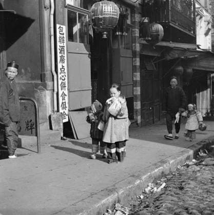 RECORD DATE NOT STATED Returning home, Chinatown, San Francisco, between 1896 and 1906. Creator: Arnold Genthe. Copyright:xHeritagexArt HeritagexImagesx IMAGO ,2955526 ! ACHTUNG: AUFNAHMEDATUM GESCHÄTZT!  Copyright:HeritagexArt HeritagexImagesx IMAGO