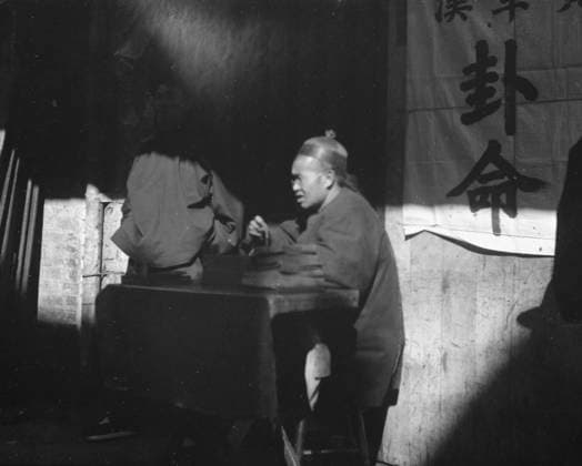 RECORD DATE NOT STATED The fortune teller, Chinatown, San Francisco, between 1896 and 1906. Creator: Arnold Genthe. Copyright:xHeritagexArt HeritagexImagesx IMAGO ,2955537 ! ACHTUNG: AUFNAHMEDATUM GESCHÄTZT!  Copyright:HeritagexArt HeritagexImagesx IMAGO