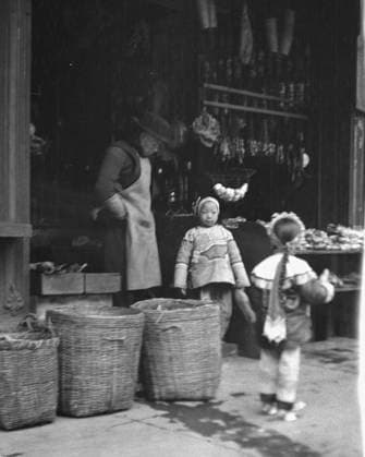 RECORD DATE NOT STATED The grocery store, Chinatown, San Francisco, between 1896 and 1906. Creator: Arnold Genthe. Copyright:xHeritagexArt HeritagexImagesx IMAGO ,2955540 ! ACHTUNG: AUFNAHMEDATUM GESCHÄTZT!  Copyright:HeritagexArt HeritagexImagesx IMAGO