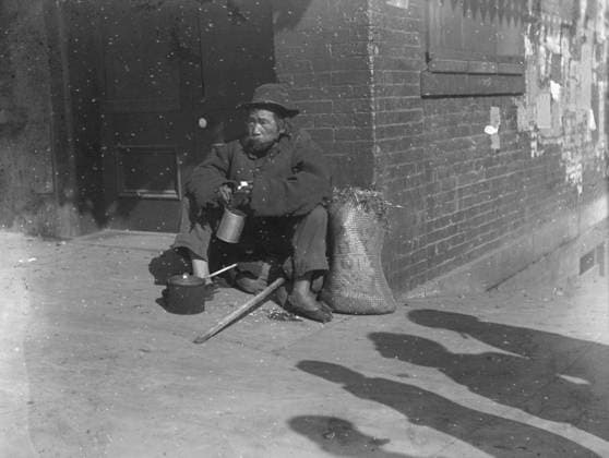 RECORD DATE NOT STATED The paper gatherer, Chinatown, San Francisco, between 1896 and 1906. Creator: Arnold Genthe. Copyright:xHeritagexArt HeritagexImagesx IMAGO ,2955553 ! ACHTUNG: AUFNAHMEDATUM GESCHÄTZT!  Copyright:HeritagexArt HeritagexImagesx IMAGO