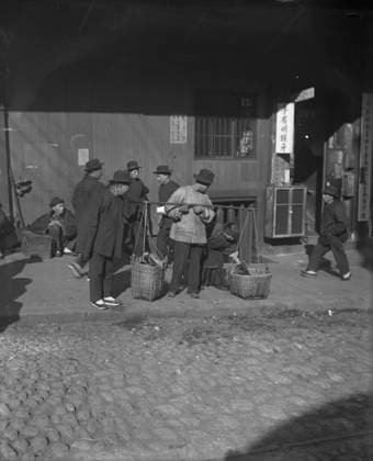 RECORD DATE NOT STATED The vegetable peddler, Chinatown, San Francisco, between 1896 and 1906. Creator: Arnold Genthe. Copyright:xHeritagexArt HeritagexImagesx IMAGO ,2955556 ! ACHTUNG: AUFNAHMEDATUM GESCHÄTZT!  Copyright:HeritagexArt HeritagexImagesx IMAGO