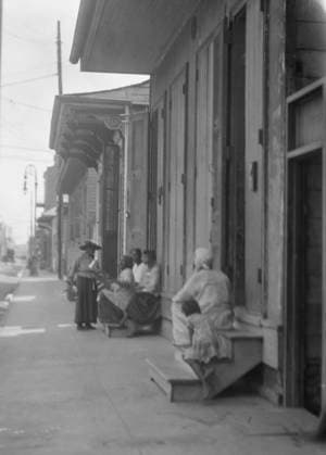 RECORD DATE NOT STATED View down a sidewalk, New Orleans, between 1920 and 1926. Creator: Arnold Genthe. Copyright:xHeritagexArt HeritagexImagesx IMAGO ,2955558 ! ACHTUNG: AUFNAHMEDATUM GESCHÄTZT!  Copyright:HeritagexArt HeritagexImagesx IMAGO