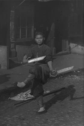 RECORD DATE NOT STATED The sword dancer, Chinatown, San Francisco, between 1896 and 1906. Creator: Arnold Genthe. Copyright:xHeritagexArt HeritagexImagesx IMAGO ,2955559 ! ACHTUNG: AUFNAHMEDATUM GESCHÄTZT!  Copyright:HeritagexArt HeritagexImagesx IMAGO