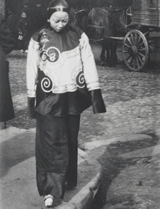 RECORD DATE NOT STATED A woman in holiday attire, Chinatown, San Francisco, between 1896 and 1906. Creator: Arnold Genthe. Copyright:xHeritagexArt HeritagexImagesx IMAGO ,2955561 ! ACHTUNG: AUFNAHMEDATUM GESCHÄTZT!  Copyright:HeritagexArt HeritagexImagesx IMAGO
