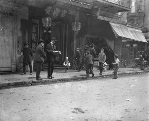 RECORD DATE NOT STATED An unsuspecting victim, Chinatown, San Francisco, between 1896 and 1906. Creator: Arnold Genthe. Copyright:xHeritagexArt HeritagexImagesx IMAGO ,2955562 ! ACHTUNG: AUFNAHMEDATUM GESCHÄTZT!  Copyright:HeritagexArt HeritagexImagesx IMAGO