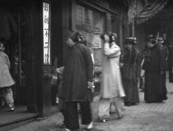 RECORD DATE NOT STATED Chinese and American women walking down a street, Chinatown, San Francisco, between 1896 and 1906. Creator: Arnold Genthe. Copyright:xHeritagexArt HeritagexImagesx IMAGO ,2955563 ! ACHTUNG: AUFNAHMEDATUM GESCHÄTZT!  Copyright:HeritagexArt HeritagexImagesx IMAGO