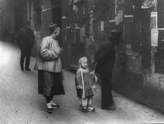 RECORD DATE NOT STATED Reading the Tong proclamation, Chinatown, San Francisco, between 1896 and 1906. Creator: Arnold Genthe. Copyright:xHeritagexArt HeritagexImagesx IMAGO ,2955567 ! ACHTUNG: AUFNAHMEDATUM GESCHÄTZT!  Copyright:HeritagexArt HeritagexImagesx IMAGO