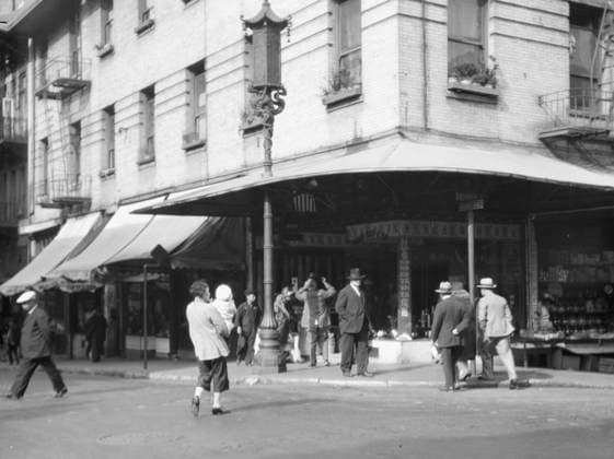 RECORD DATE NOT STATED Street corner in Chinatown, San Francisco, between 1920 and 1930. Creator: Arnold Genthe. Copyright:xHeritagexArt HeritagexImagesx IMAGO ,2955568 ! ACHTUNG: AUFNAHMEDATUM GESCHÄTZT!  Copyright:HeritagexArt HeritagexImagesx IMAGO