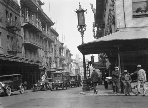 RECORD DATE NOT STATED Street in Chinatown, San Francisco, between 1920 and 1930. Creator: Arnold Genthe. Copyright:xHeritagexArt HeritagexImagesx IMAGO ,2955569 ! ACHTUNG: AUFNAHMEDATUM GESCHÄTZT!  Copyright:HeritagexArt HeritagexImagesx IMAGO