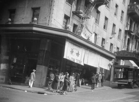 RECORD DATE NOT STATED Street in Chinatown, San Francisco, between 1920 and 1930. Creator: Arnold Genthe. Copyright:xHeritagexArt HeritagexImagesx IMAGO ,2955570 ! ACHTUNG: AUFNAHMEDATUM GESCHÄTZT!  Copyright:HeritagexArt HeritagexImagesx IMAGO
