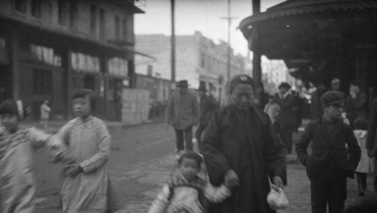 RECORD DATE NOT STATED Street scene, Chinatown, San Francisco, between 1896 and 1906. Creator: Arnold Genthe. Copyright:xHeritagexArt HeritagexImagesx IMAGO ,2955574 ! ACHTUNG: AUFNAHMEDATUM GESCHÄTZT!  Copyright:HeritagexArt HeritagexImagesx IMAGO