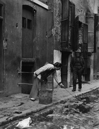RECORD DATE NOT STATED Street scene, Chinatown, San Francisco, between 1896 and 1906. Creator: Arnold Genthe. Copyright:xHeritagexArt HeritagexImagesx IMAGO ,2955577 ! ACHTUNG: AUFNAHMEDATUM GESCHÄTZT!  Copyright:HeritagexArt HeritagexImagesx IMAGO