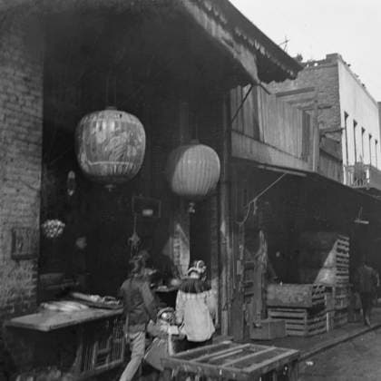 RECORD DATE NOT STATED Two women and a child walking down a sidewalk betwen crates, Chinatown, San Francisco, c1896-1906. Creator: Arnold Genthe. Copyright:xHeritagexArt HeritagexImagesx IMAGO ,2955578 ! ACHTUNG: AUFNAHMEDATUM GESCHÄTZT!  Copyright:HeritagexArt HeritagexImagesx IMAGO