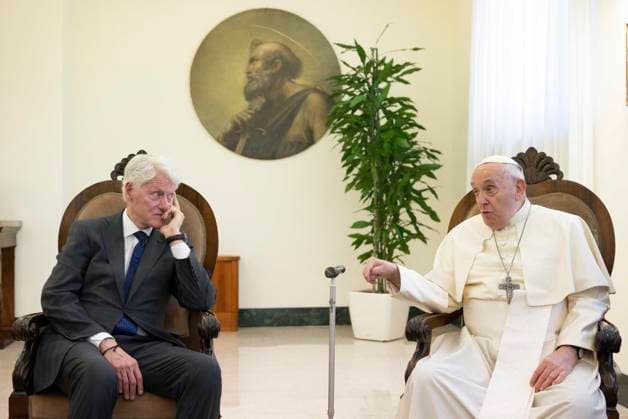 Bilder des Jahres 2023, News 07 Juli News Themen der Woche KW27 News Bilder des Tages July 5, 2023, VATICAN CITY: Pope Francis and former US President Bill Clinton during their meeting a the Vatican City, 05 July 2023..ANSA VATICAN MEDIA. NPK VATICAN CITY  - ZUMAa110 20230705_zaf_a110_039 Copyright: xVaticanxMediax