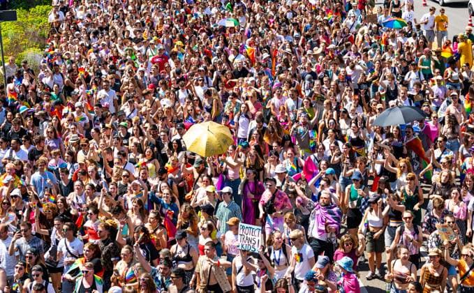 Bunt gekleidet und für Gleichstellung, Solidarität und Toleranz zogen schätzungsweise 17 000 Personen am CSD Freiburg durch die Innenstadt von Freiburg im Breisgau. Es waren aber auch zahlreiche politische Forderung aus dem Linksextremismus zu sehen. (Freiburg im Breisgau, Deutschland, 24.06.2023)
