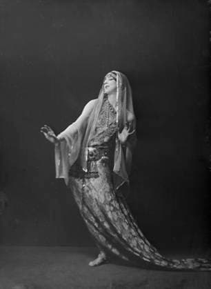 RECORD DATE NOT STATED St. Denis, Ruth, 1919 Feb. 11. Creator: Arnold Genthe. Copyright:xHeritagexArt HeritagexImagesx IMAGO ,2955963 ! ACHTUNG: AUFNAHMEDATUM GESCHÄTZT!  Copyright:HeritagexArt HeritagexImagesx IMAGO