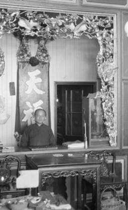 RECORD DATE NOT STATED A goldsmith s shop, Chinatown, San Francisco, between 1896 and 1906. Creator: Arnold Genthe. Copyright:xHeritagexArt HeritagexImagesx IMAGO ,2955991 ! ACHTUNG: AUFNAHMEDATUM GESCHÄTZT!  Copyright:HeritagexArt HeritagexImagesx IMAGO