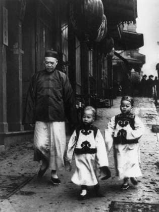 RECORD DATE NOT STATED A family from the Consulate, San Francisco Chinatown, 1904. Creator: Arnold Genthe. Copyright:xHeritagexArt HeritagexImagesx IMAGO ,2956012 ! ACHTUNG: AUFNAHMEDATUM GESCHÄTZT!  Copyright:HeritagexArt HeritagexImagesx IMAGO