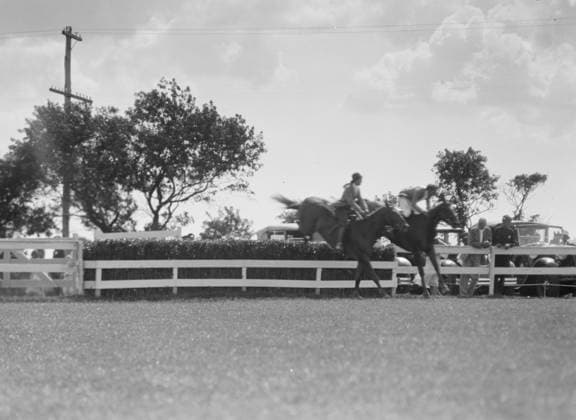 RECORD DATE NOT STATED East Hampton horse show, 1932. Creator: Arnold Genthe. Copyright:x HeritagexImagesx IMAGO ,2956454 ! ACHTUNG: AUFNAHMEDATUM GESCHÄTZT!  Copyright: HeritagexImagesx IMAGO