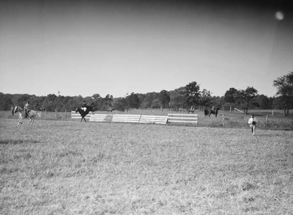 RECORD DATE NOT STATED Horse show, East Hampton, Long Island., between 1933 and 1942. Creator: Arnold Genthe. Copyright:x HeritagexImagesx IMAGO ,2956695 ! ACHTUNG: AUFNAHMEDATUM GESCHÄTZT!  Copyright: HeritagexImagesx IMAGO