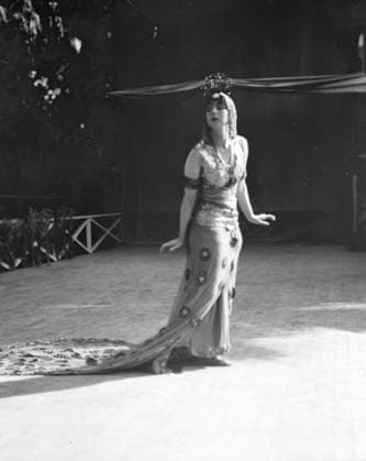 RECORD DATE NOT STATED Ruth St. Denis dancers, between 1910 and 1935. Creator: Arnold Genthe. Copyright:x HeritagexImagesx IMAGO ,2957086 ! ACHTUNG: AUFNAHMEDATUM GESCHÄTZT!  Copyright: HeritagexImagesx IMAGO