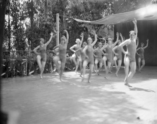 RECORD DATE NOT STATED Ruth St. Denis dancers, between 1910 and 1935. Creator: Arnold Genthe. Copyright:x HeritagexImagesx IMAGO ,2957091 ! ACHTUNG: AUFNAHMEDATUM GESCHÄTZT!  Copyright: HeritagexImagesx IMAGO