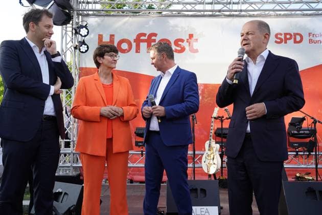 Bilder des Jahres 2023, News 07 Juli News Themen der Woche KW27 Hoffest der SPD Bundestagsfraktion (L-r) Lars Klingbeil gemeinsam mit Saskia Esken, Andreas Babler und Bundeskanzler Olaf Scholz beim Hoffest der SPD Bundestagsfraktion im TIPI am Kanzleramt, Berlin , 05.07.2023 Berlin Berlin Deutschland *** Court party of the SPD parliamentary group L r Lars Klingbeil together with Saskia Esken, Andreas Babler and Chancellor Olaf Scholz at the court party of the SPD parliamentary group at the TIPI am Kanzleramt, Berlin , 05 07 2023 Berlin Berlin Germany
