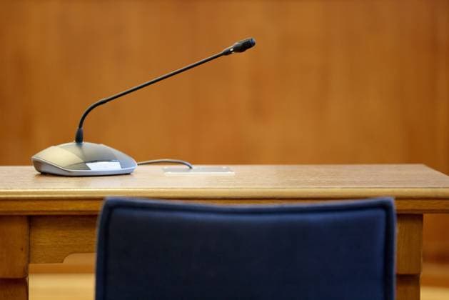 Justiz, Symbolfotos 15.06.2023 Dortmund Prozess am Landgericht Zeugenstand mit Mikrofon und Tisch im Saal vor dem Richterpult *** 15 06 2023 Dortmund trial at district court witness stand with microphone and table in the hall in front of the judges desk