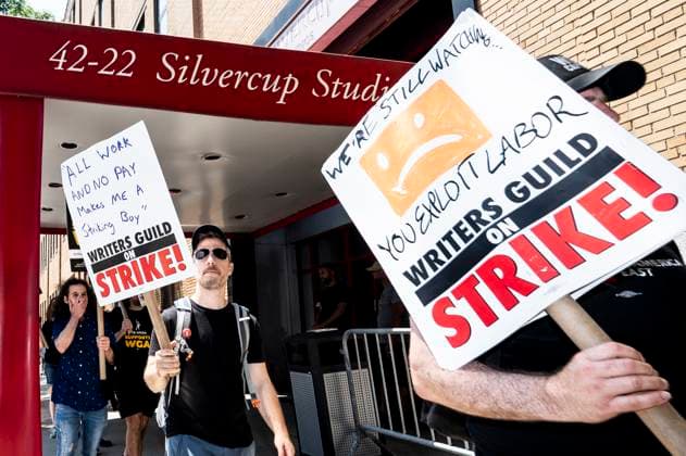Bilder des Jahres 2023, News 07 Juli News Themen der Woche KW27 News Bilder des Tages July 5, 2023, New York City, New York, United States: People walking a strike picket line with signs saying Writers Guild on Strike in support of a strike by the Writers Guild of America (WGA) in front of Silvercup Studios in New York City. New York City United States - ZUMAb161 20230705_zap_b161_002 Copyright: xMichaelxBrochsteinx