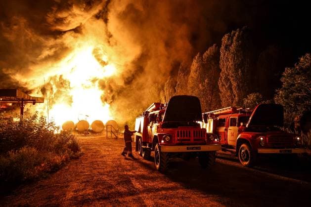 Bilder des Jahres 2023, News 07 Juli News Themen der Woche KW27 News Bilder des Tages RUSSIA, MAKEYEVKA - JULY 5, 2023: A fire at the Krasnogvardeiskaya oil depot. Five oil tanks have caught on fire after a Ukrainian military strike. Dmitry Yagodkin TASS  60272677